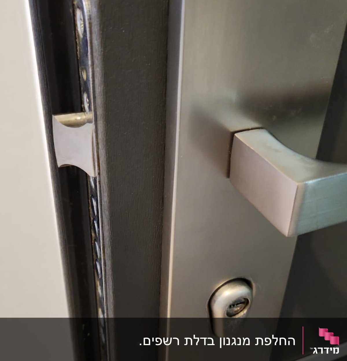 מנעול דלת מתכת עם ידית כסופה